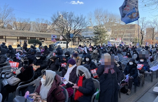 서울 종로구 노인복지센터 앞에서 열린 윤석열 대통령 탄핵 반대 집회 참석자 모습.<연합뉴스>